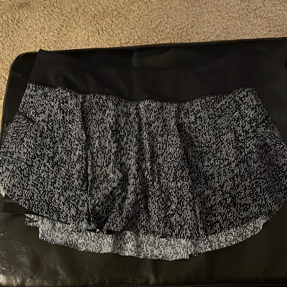 Lululemon skort size 8- only worn twice!